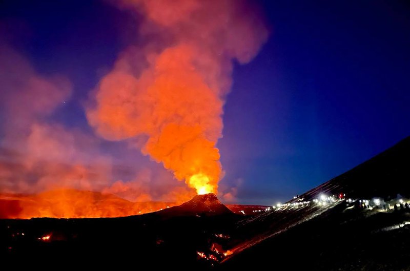 Mynd af rauðglóandi hringleikahúsinu.