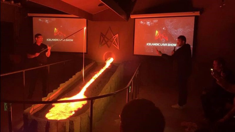 Hér má sjá nornahár verða til í höndunum á sýningarstjóra Icelandic Lava Show