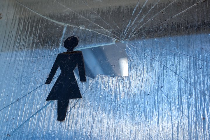 Konur hafa risið upp að undanförnu til að krefjast úrbóta á kynjuðu starfsumhverfi þar sem þær sæta kynferðisofbeldi, áreitni og mismunun að hálfu karla.