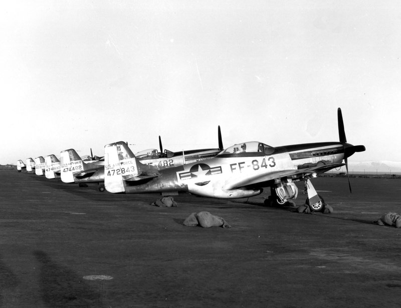 Bandarískar orrustuflugvélar á Keflavíkurflugvelli árið 1952 eða 53. Mynd: Wikipedia