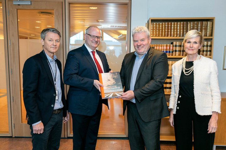 Við afhendingu söguritsins. Arnþór Gunnarsson, höfundur bókarinnar, Björn Óli Hauksson, forstjóri Isavia, Sigurður Ingi Jóhannsson, samgöngu- og sveitarstjórnarráðherra, og Ragnhildur Hjaltadóttir, ráðuneytisstjóri.