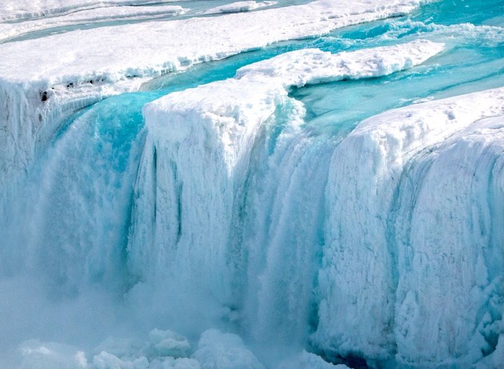 Fágæt mynd af jökulfossi á Suðurskautinu.
