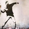 Þetta er án efa ein þekktasta mynd Banksy. Mótmælandinn kastar blómvendi í valdið.