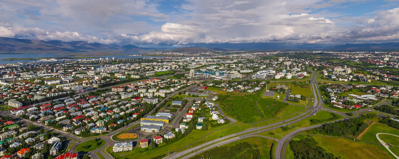 Samtök aldraðra hafa byggt hundruð íbúða á höfuðborgarsvæðinu á undanförnum áratugum, fyrst framan af eingöngu í Reykjavík en á síðari árum einnig í Hafnarfirði og Kópavogi. Vel hefur verið vandað til bygginganna en á hinn bóginn hafa stórfelld afskipti samtakanna að endursölu íbúða verið afar umdeild og ítrekað verið dæmd ólögleg.