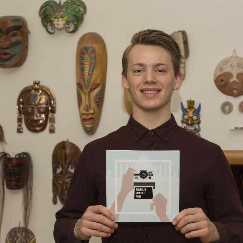 Benedikt Benediktsson með Smile with me-bókina.