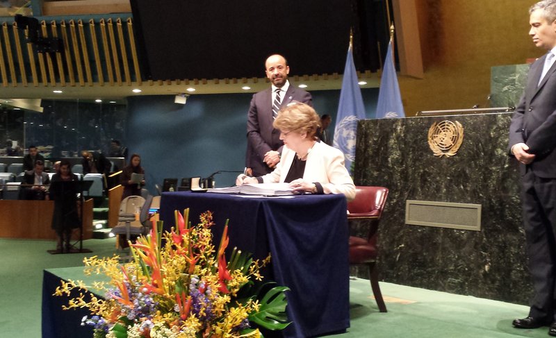 Sigrún Magnúsdóttir, undirritar Parísarsamninginn.