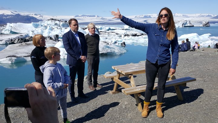Björt Ólafsdóttir við Jökulsárlón í dag.