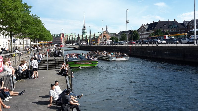 Siglt innan borgarinnar. 