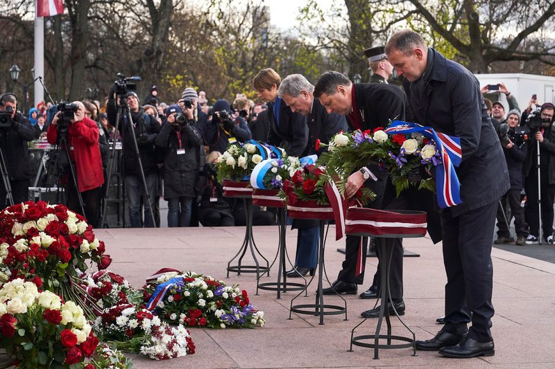 Forseti tekur þátt í hátíðarhöldum Letta í tilefni af hundrað ára afmæli lýðveldis þeirra, 18. nóvember 2018. Dagskráin hófst með því forseti lagði blómvönd að friðarminnismerkinu í Riga ásamt forsetum Lettlands, Eistlands og Finnlands.