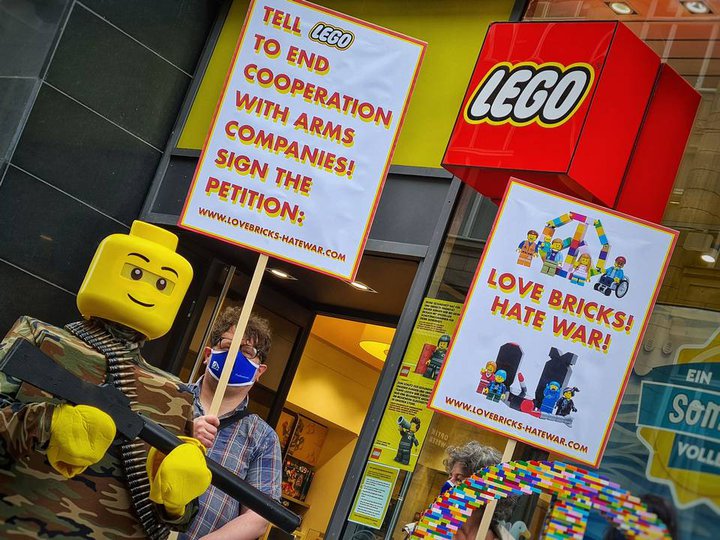 Frá mótmælum fyrir utan Lego-verslun í Hamborg síðasta mánudag.