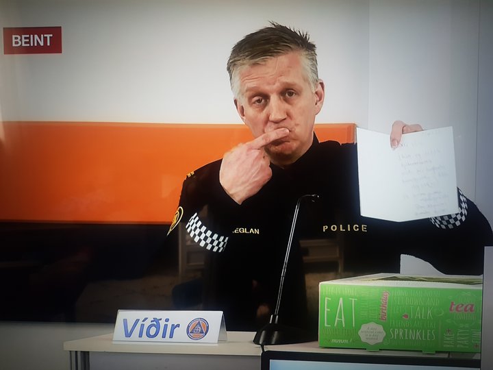 Víðir sendir fólki heima í stofu fingurkoss.