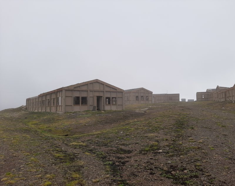 Byggingar ratsjárstöðvarinnar á Straumnesfjalli standa enn að mestu leyti ólíkt byggingum ratsjárstöðvarinnar á Heiðarfjalli sem búið er að jafna við jörðu. Hreinsun spilliefna fór fram á Straumnesfjalli á tíunda áratug síðustu aldar. Mynd: Grétar Þór Sigurðsson