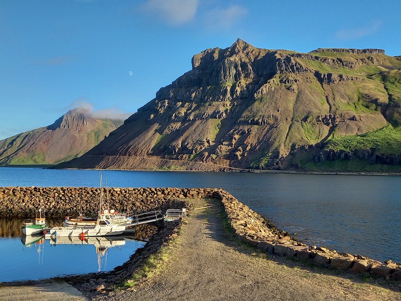 Höfnin í Norðurfirði í Árneshreppi. Urðartindur skartar sínu fegursta. Mynd: Rakel Valgeirsdóttir