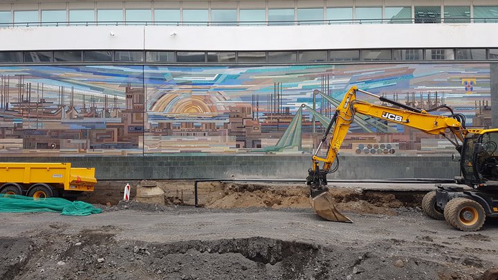 Unnið er að endurbótum á Tryggvagötu og fyrir framan mósaíkverk Gerðar Helgadóttur kemur torg.