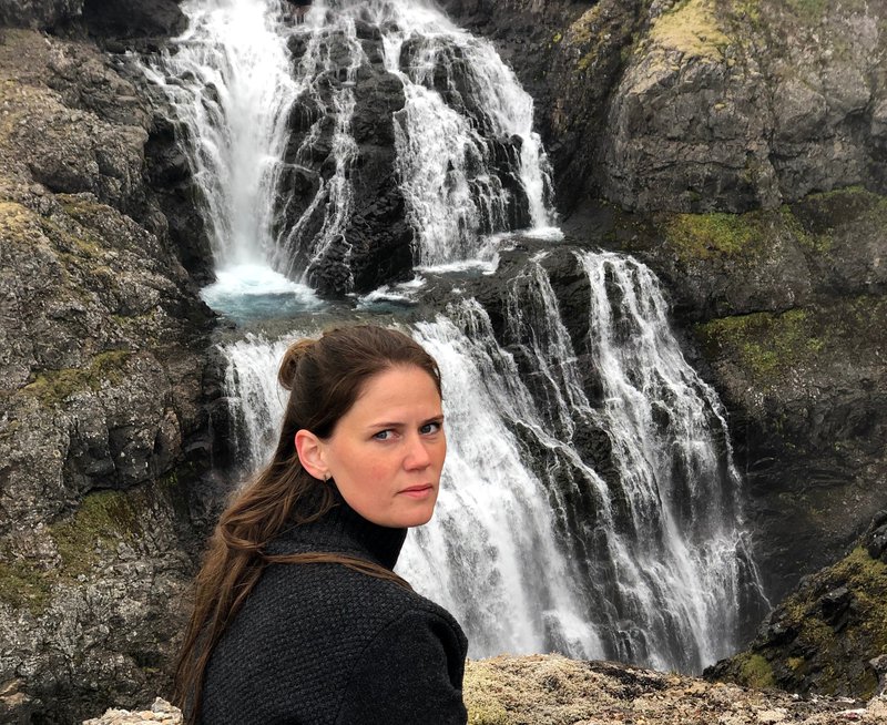 Greinarhöfundur við foss í Árneshreppi. Mynd: Ingibjörg Valgeirsdóttir