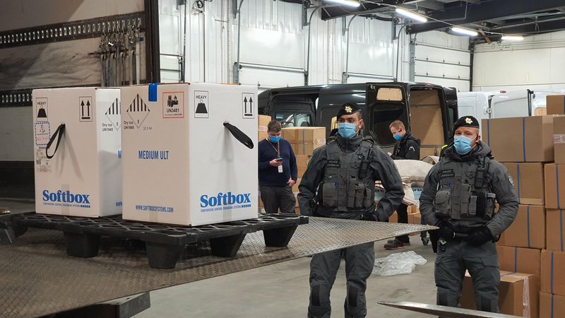 Bóluefnið kom til landsins í morgun Mynd: Almannavarnir