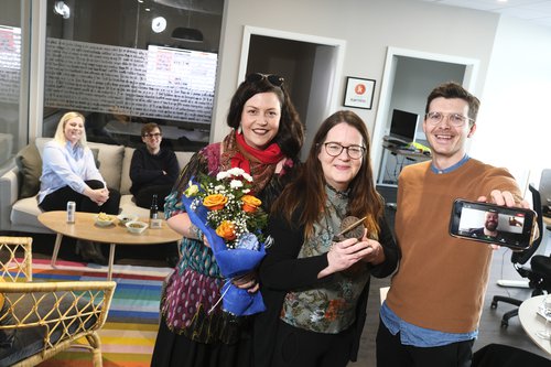 Ritstjórn Kjarnans hlaut Blaðamannaverðlaun Íslands fyrir umfjöllun ársins 2020 vegna umfjöllunar sinnar um brunann á Bræðraborgarstíg. Myndin er frá afhendingu verðlaunanna, sem voru heimsend í anda heimsfaraldursins. Mynd: Golli.