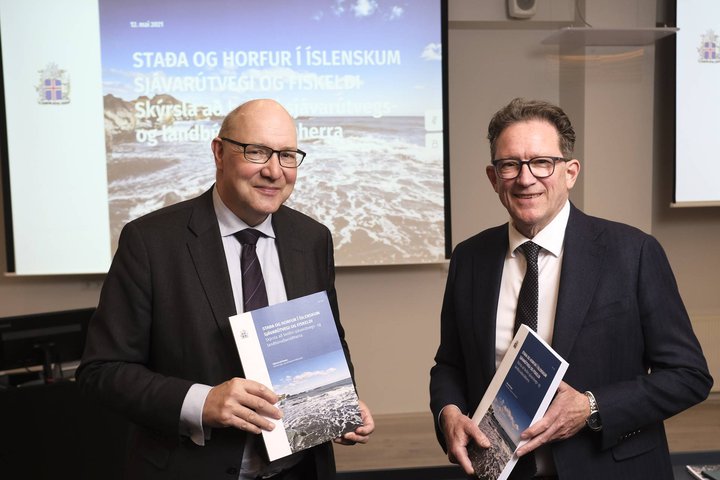 Skýrslan var kynnt á blaðamannafundi 12. maí. Hér sjást Sveinn Agnarsson, ritstjóri skýrslunnar, og Kristján Þór Júlíusson, sjávarútvegs- og landbúnaðarráðherra.