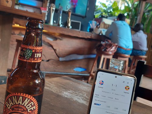 Á Otters-bar að fylgjast með textalýsingu af leiknum. Mynd: Sunna Ósk Logadóttir