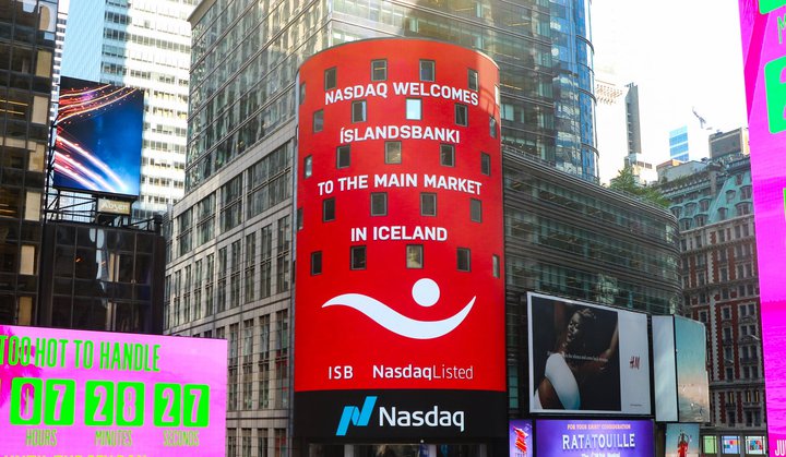 Viðskipti hófust með bréf Íslandsbanka í gær.