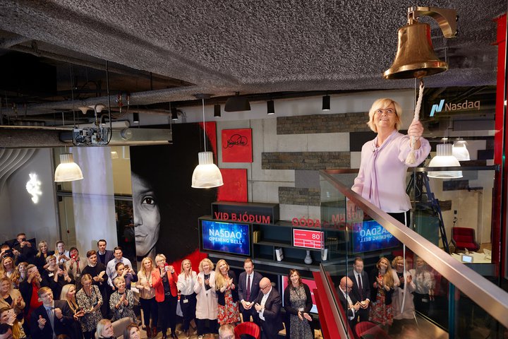 Síðasta stóra skráning á Aðalmarkað Kauphallar Íslands var skráning Íslandsbanka í sumar. Bankastjóri hans, Birna Einarsdóttir, hringdi inn fyrstu viðskipti.