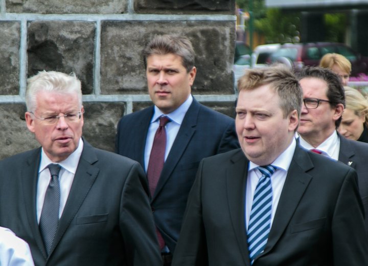 Einar K. Guðfinnsson, forseti Alþingis, var þeirrar skoðunar að það væri óviðurkvæmilegt að ætlast til þess að rætt yrði um fjármál Önnu Sigurlaugar Pálsdóttur, eiginkonu Sigmundar Davíðs. 