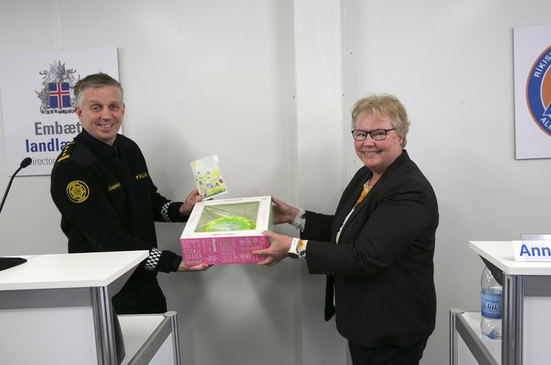 Víðir tekur við kökunni frá Önnu Birnu. Mynd: Lögreglan