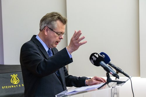 Már Guðmundsson segir að þeir aflandskrónueigendur sem taki ekki þátt í útboðum bankans fari aftast í röðina þegar kemur að losun hafta.