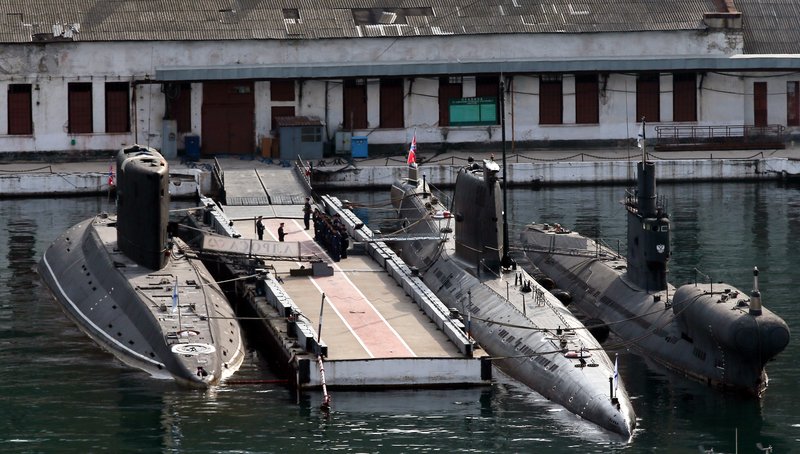 Rússneskir kafbátar hafa sést umhverfis helstu internetkapla heimsins. Kaplarnir bera saman um 95 prósent af vefumferð heimsins.