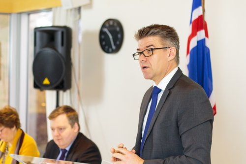 Gunnar Bragi Sveinsson utanríkisráðherra hefur tjáð sig opinberlega um áhrif hvalveiða á alþjóðasamskipti Íslendinga.