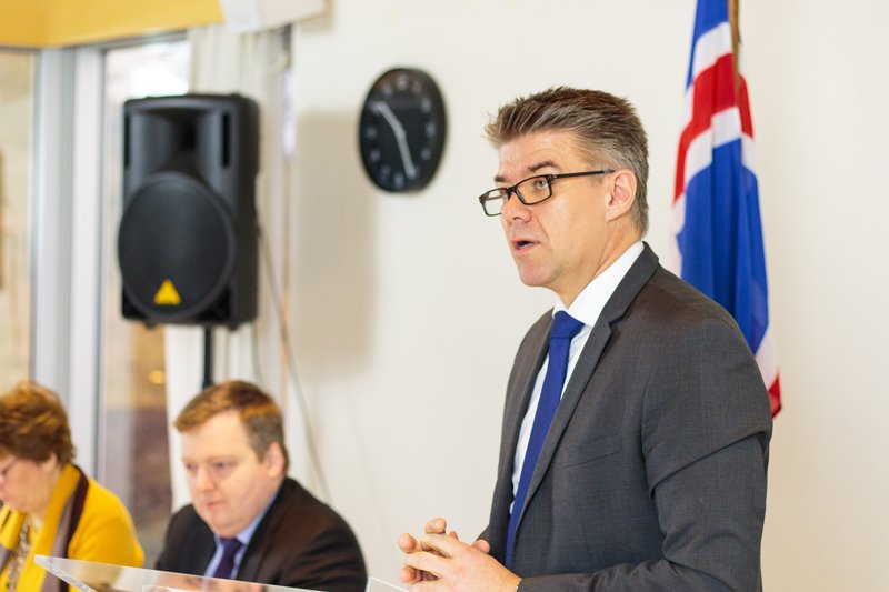 Gunnar Bragi Sveinsson, utanríkisráðherra, hefur stutt viðskiptaþvinganir gagnvart Rússum og telur ekki koma til greina að breyta um stefnu, þrátt fyrir mikla viðskiptahagsmuni.