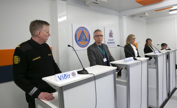 Víðir Reynisson, Þórólfur Guðnason, Alma Möller og Unnur Sverrisdóttir, forstjóri Vinnumálastofnunar, á fundinum í dag.