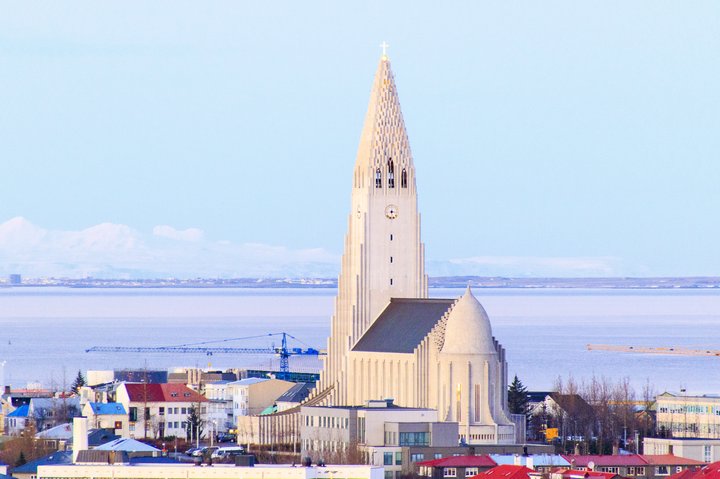 Fjárveitingar til kirkjunar hafa verið skertar með lagasetningum og samkomulagi frá hruni.