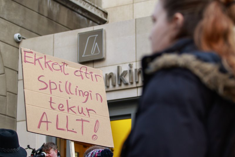 Mótmæli fyrir utan Landsbankann vegna sölu hans á hlut sínum í Borgun.