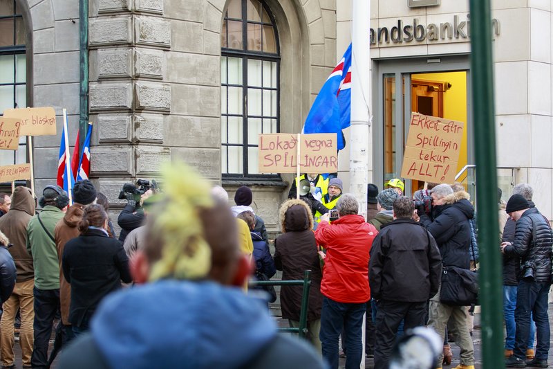 Landsbankinn stóð í ströngu, fyrr á þessu ári, vegna málsins, var meðal annars boðað til mótmæla við bankann. Mynd: Birgir.