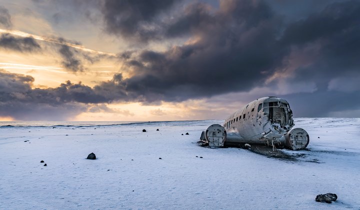 Douglas DC-3 flugvél Bandaríkjahers brotlenti á Sólheimasandi árið 1973. Flak vélarinnar situr enn í sandinum og er orðið að vinsælum ferðamannastað þrátt fyrir að vera illa leikið af veðrum og vindum.