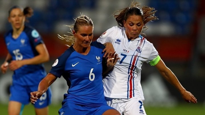 Sara Björk Gunnarsdóttir í baráttu við Amandine Henry í leiknum.