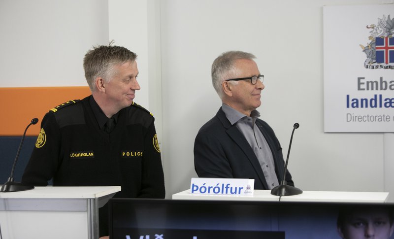 Víðir og Þórólfur fylgjast með lokaorðum ræðu Svandísar Svavarsdótur. Mynd: Lögreglan