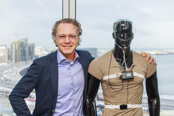 Pétur Már Halldórsson og gínan Bob, með búnað frá Nox Medical tengdan við sig. 