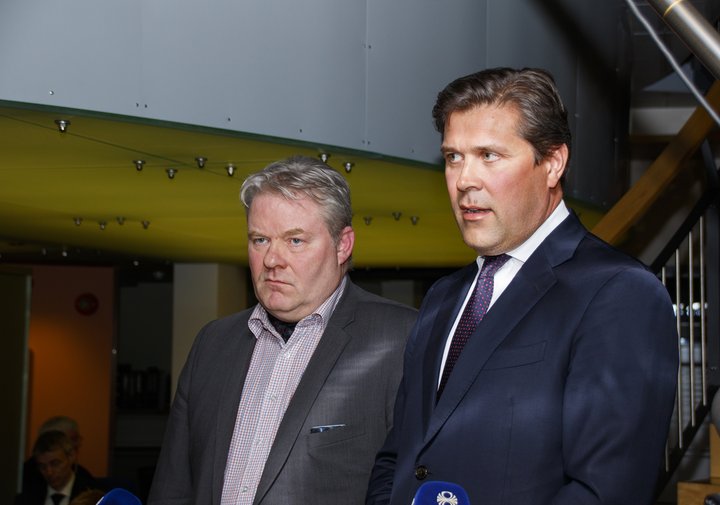 Sigurður Ingi  Jóhannsson, þáverandi landbúnaðarráðherra, og Bjarni Benediktsson, fjármála- og efnahagsráðherra, undirrituðu búvörusamninganna 19. febrúar síðastliðinn. Þeir voru samþykktir á Alþingi í gær.