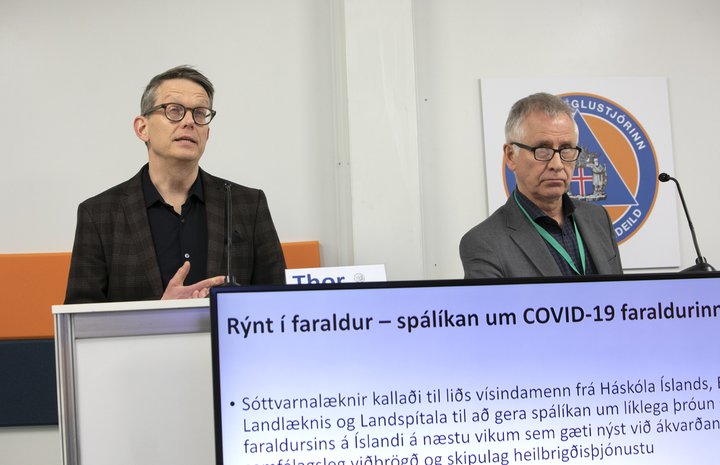 Thor Aspelund (t.v.) ásamt Þórólfi Guðnasyni sóttvarnalækni á upplýsingafundi almannavarna í vor.