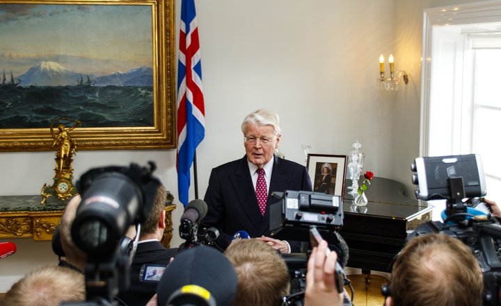 Ólafur Ragnar Grímsson tilkynnti fyrir þremur vikum síðan að hann hafði skipt um skoðun og ætli að gefa kost á sér til endurkjörs. Hann hefur nú hætt við að skipa um skoðun, en fjöldi frambjóðenda hefur dregið sig í hlé í millitíðinni í ljósi framboðsins.