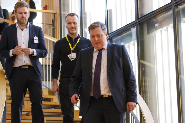 Sigmundur Davíð Gunnlaugsson lagði fram tillögu í gær um að hann hætti sem forsætisráðherra, en í tilkynningu ríkisstjórnarinnar til erlendra fjölmiðla sagði að hann væri að taka sér pásu frá störfum.