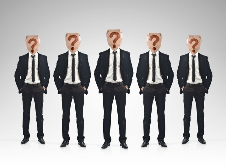 Menn með poka á haus mynd Sebastien Decoret