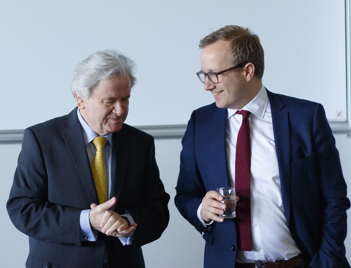 Davíð Oddsson og Andri Snær Magnason ræða saman fyrir kosningafund í Háskólanum í Reykjavík á dögunum.