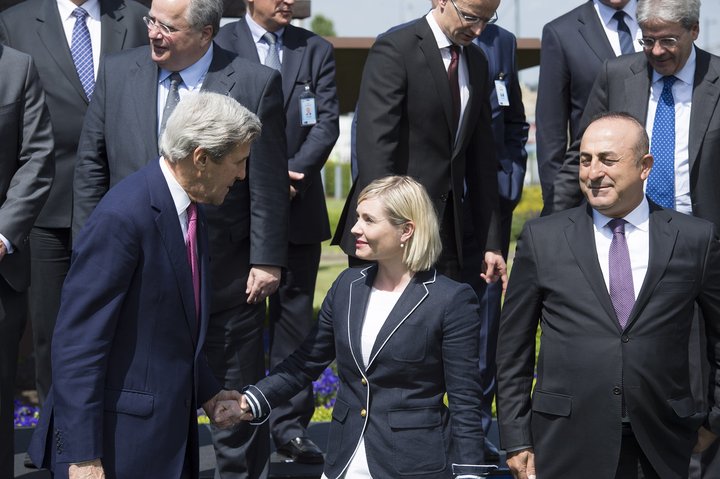 Lilja Alfreðsdóttir heilsar John Kerry, utanríkisráðherra Bandaríkjanna. Erfitt er að áætla hver utanríkisstefna Donalds Trump verði og því síður hvaða áhrif slík stefna hafi á Ísland.