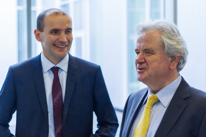 Guðni Th. Jóhannesson og Davíð Oddsson mælast með mest fylgi samkvæmt skoðanakönnunum. Guðni er með um 60 prósent en Davíð um 20 prósent.