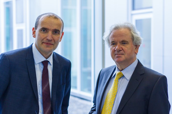 Guðni Th. Jóhannesson og Davíð Oddsson mælast með mest fylgi samkvæmt skoðanakönnunum. Guðni er með um 60 prósent en Davíð um 20 prósent. Davíð er ritstjóri Morgunblaðsins en er í leyfi á meðan að á forsetaframboði hans stendur.