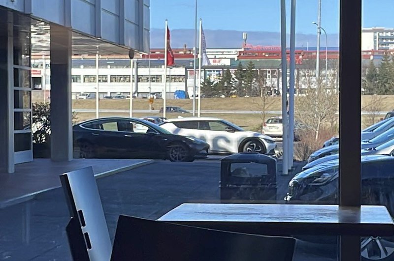 Teslan fyrir utan Mjóddina í morgun Mynd: Aðsend