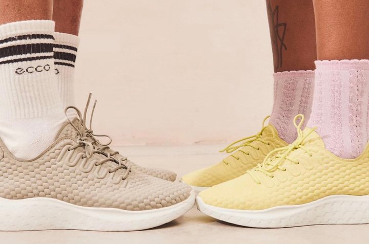 Ecco rekur 250 skóverslanir í Rússlandi en fyrirtækið hyggst ekki loka verslunum sínum þar í landi nema ef sala dregst saman um tugi prósenta.